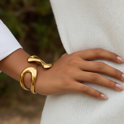 [GALE]Lulu Sculpted Gold Bangle