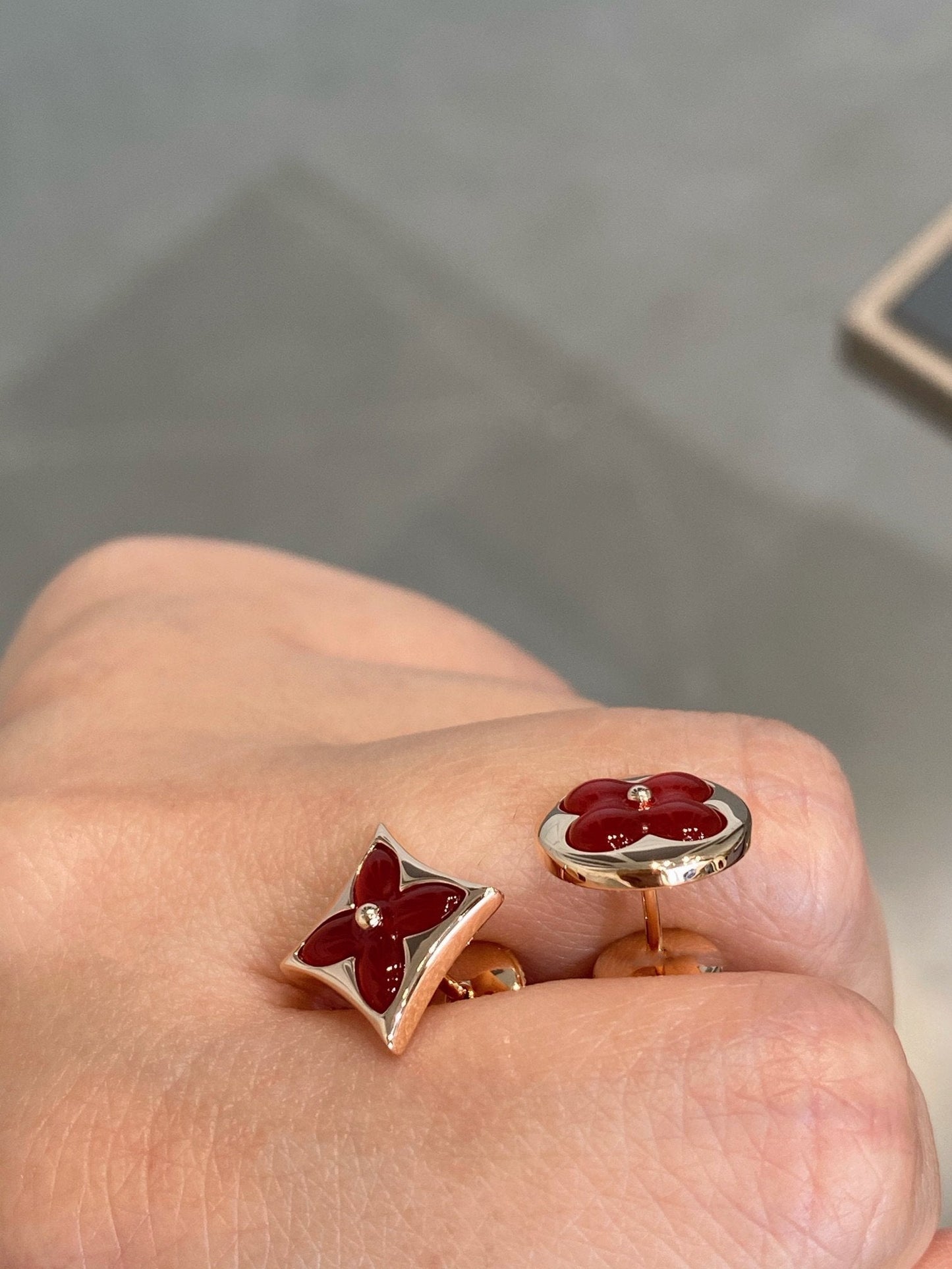 [GALE] STERN- UND SONNENOHRSTÖSSE AUS ROSA GOLD UND KARNELIGAN