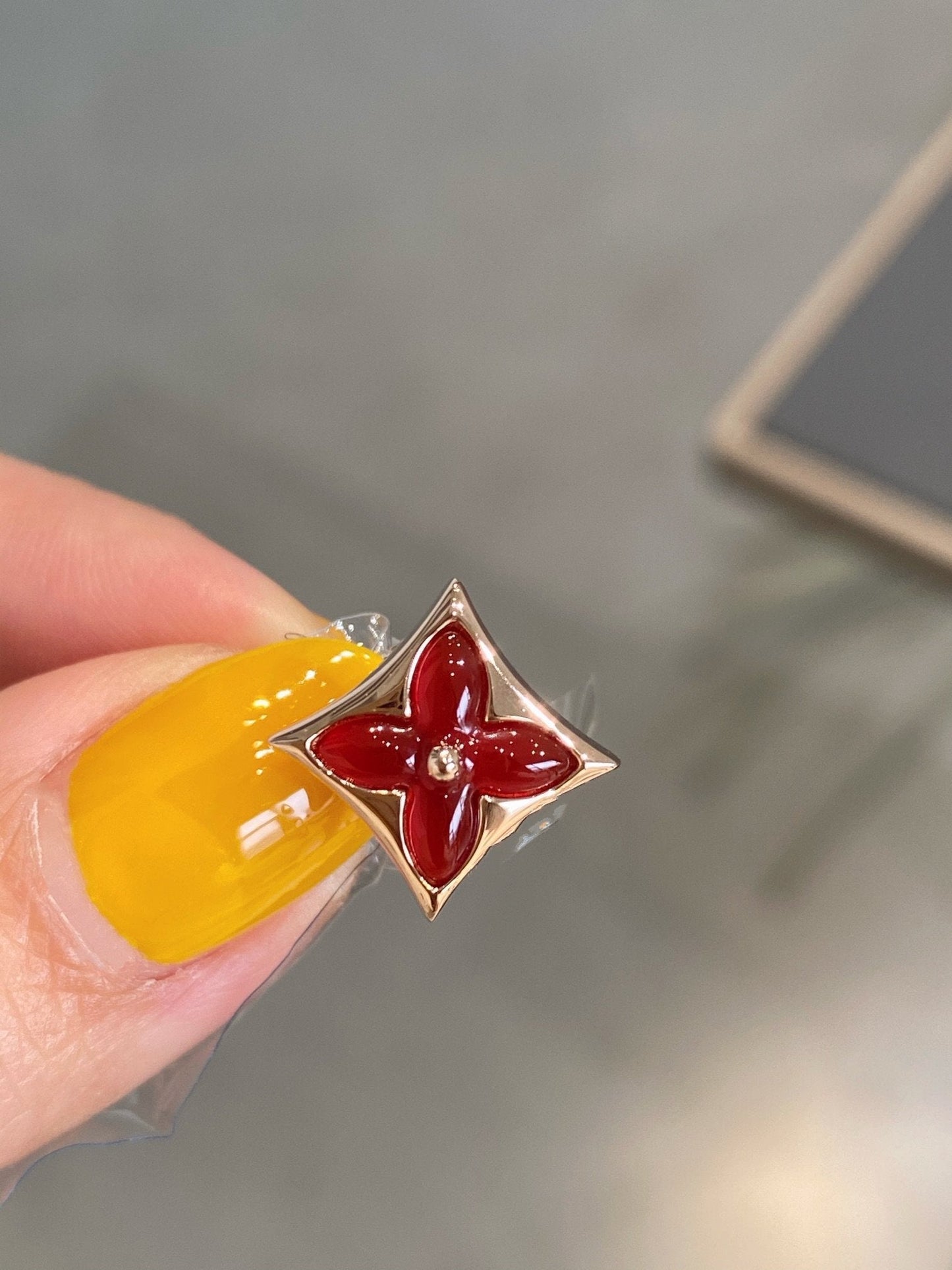[GALE] STERN- UND SONNENOHRSTÖSSE AUS ROSA GOLD UND KARNELIGAN