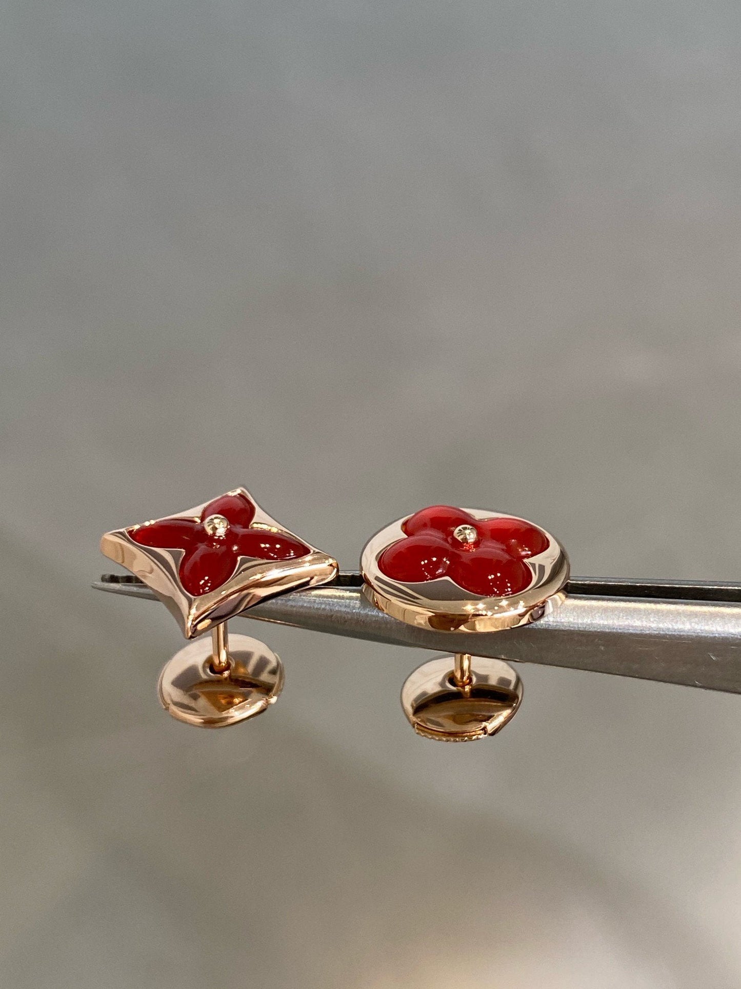 [GALE] STERN- UND SONNENOHRSTÖSSE AUS ROSA GOLD UND KARNELIGAN