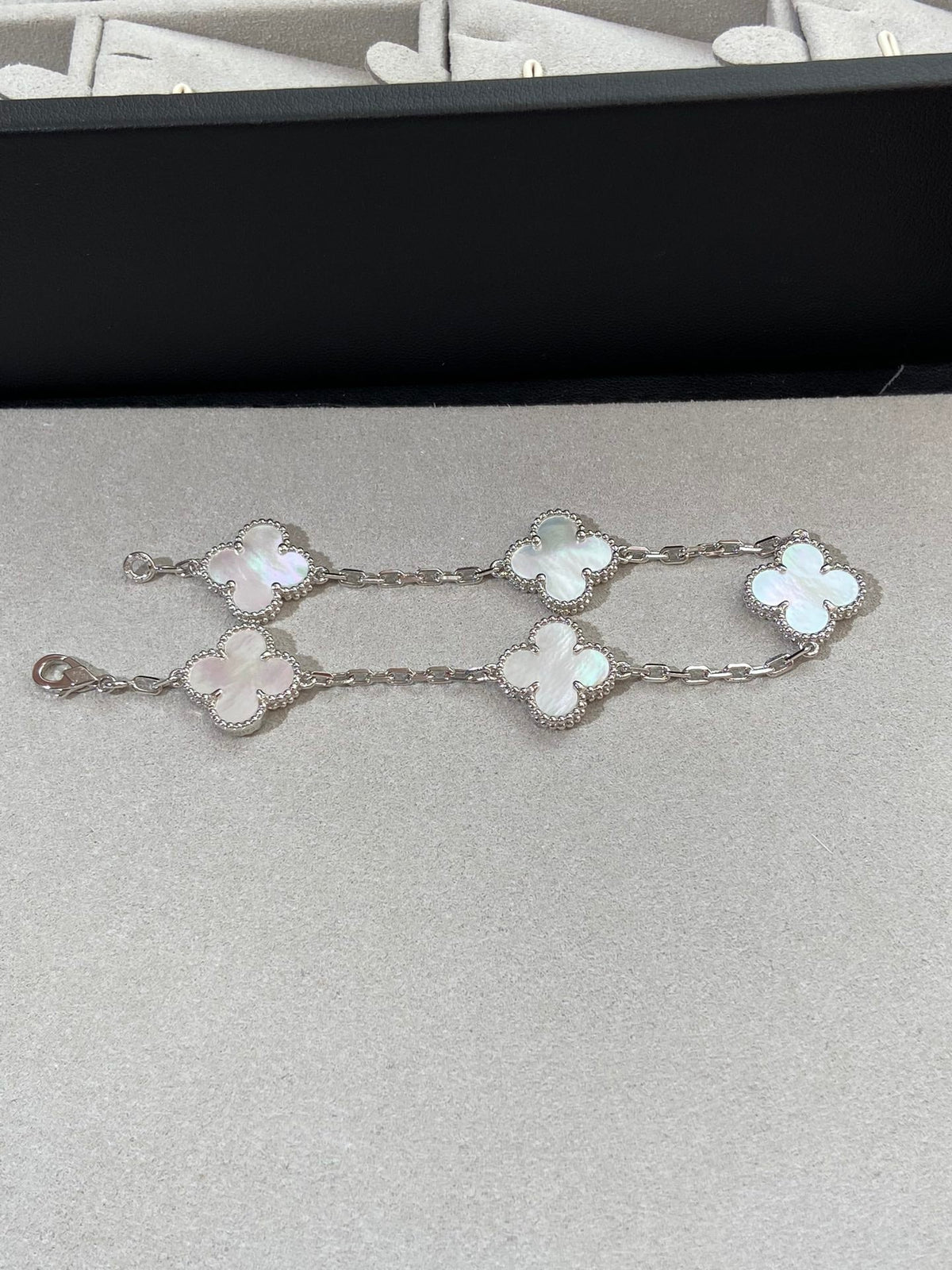 [GALE]CLOVER WHITE PEARL MOP 5 MOTIF BRACELET COLLECTION