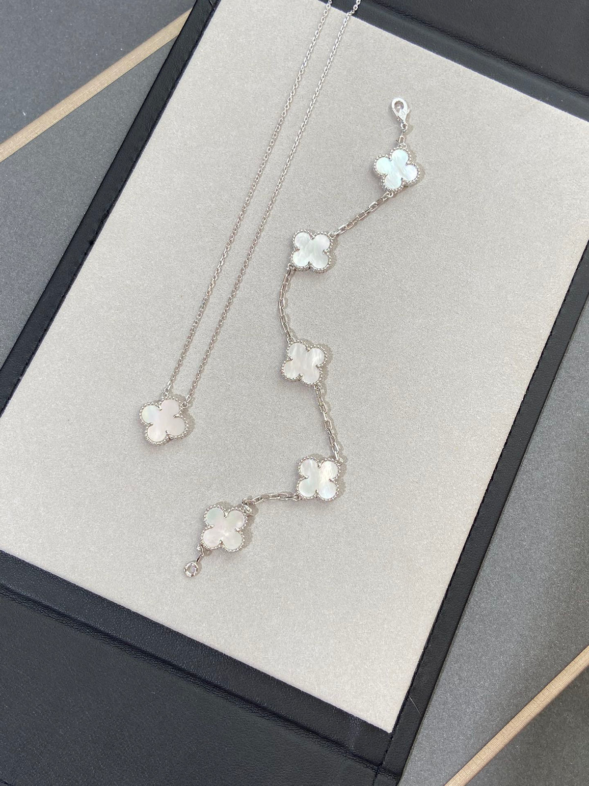 [GALE]CLOVER WHITE PEARL MOP 5 MOTIF BRACELET COLLECTION