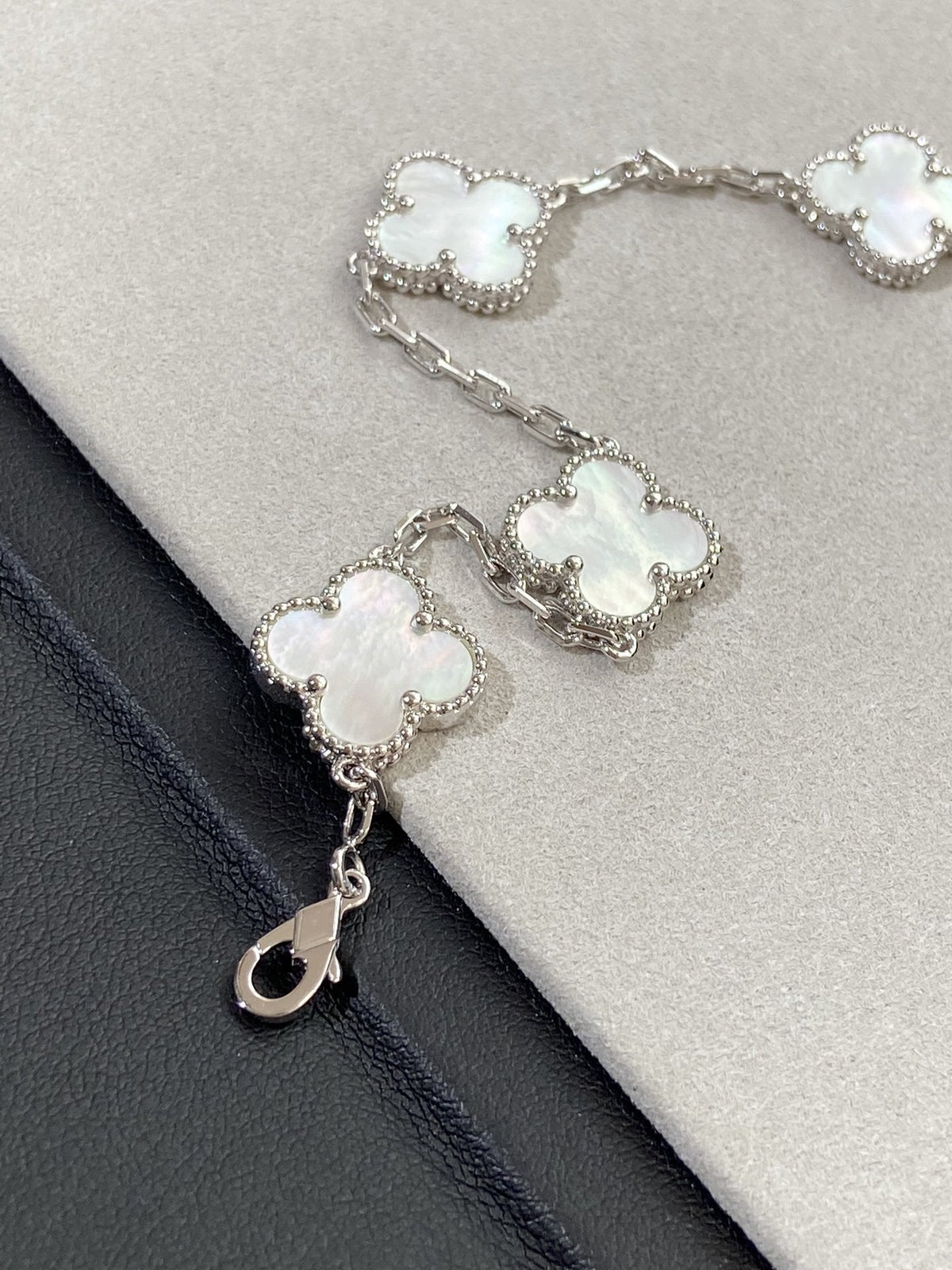 [GALE]CLOVER WHITE PEARL MOP 5 MOTIF BRACELET COLLECTION