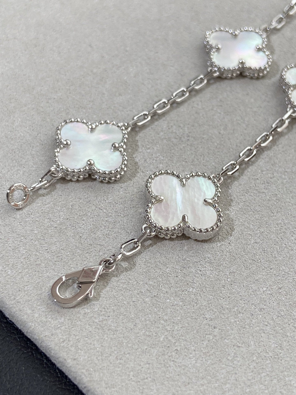 [GALE]CLOVER WHITE PEARL MOP 5 MOTIF BRACELET COLLECTION