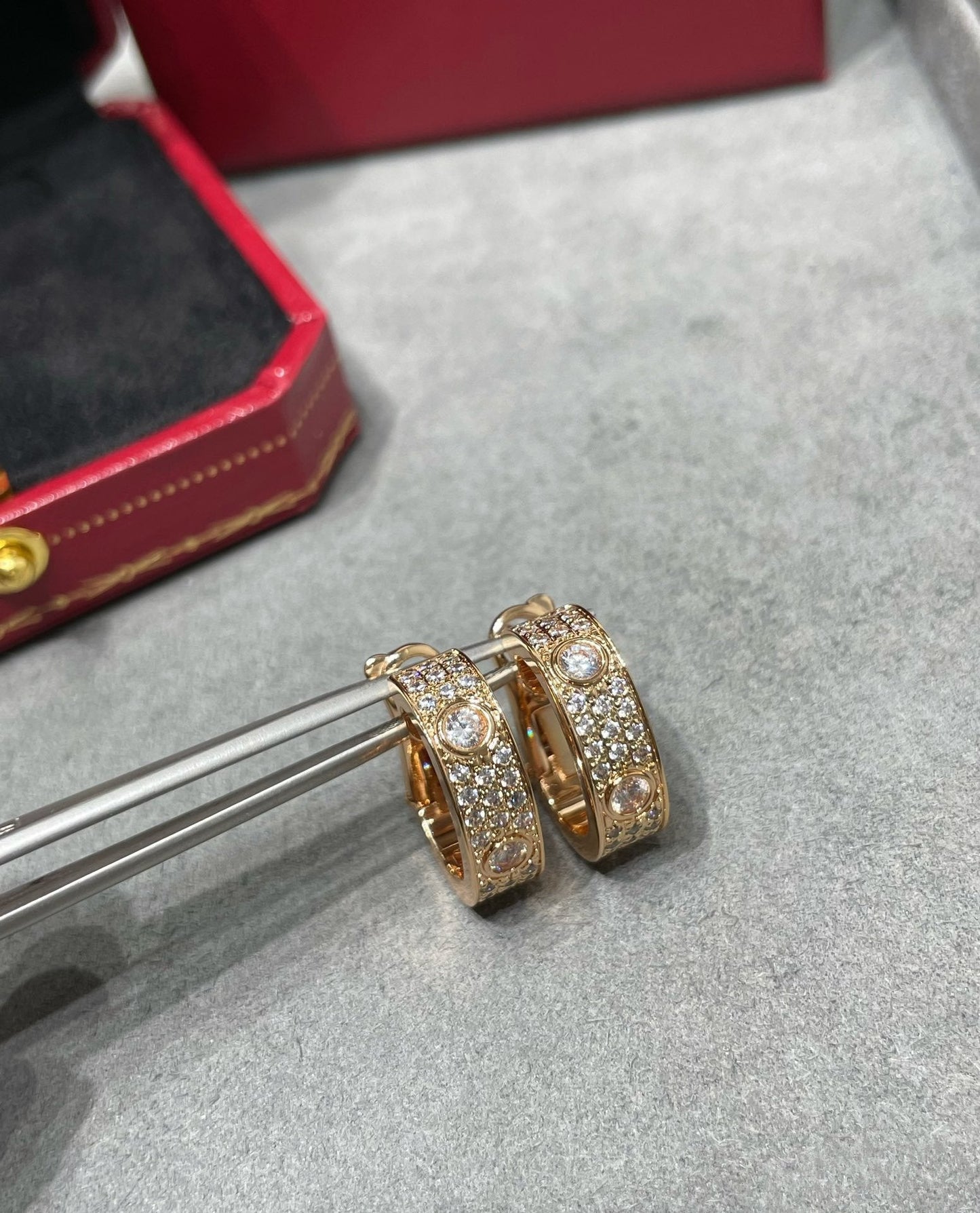 [GALE] LOVE 5,5 MM DIAMANT-PAVED-OHRRINGE