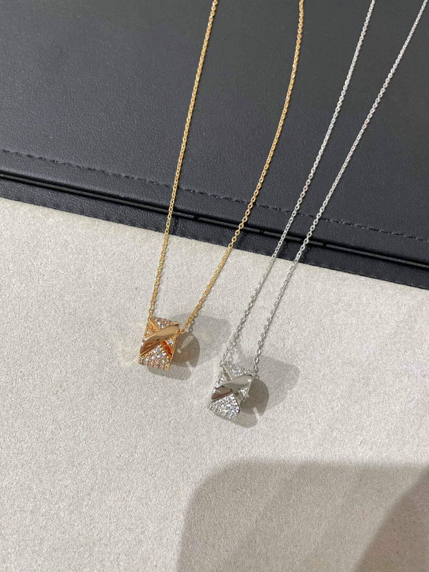 [GALE]LIENS EVIDENCE DIAMANTENBEFESTIGTE HALSKETTE