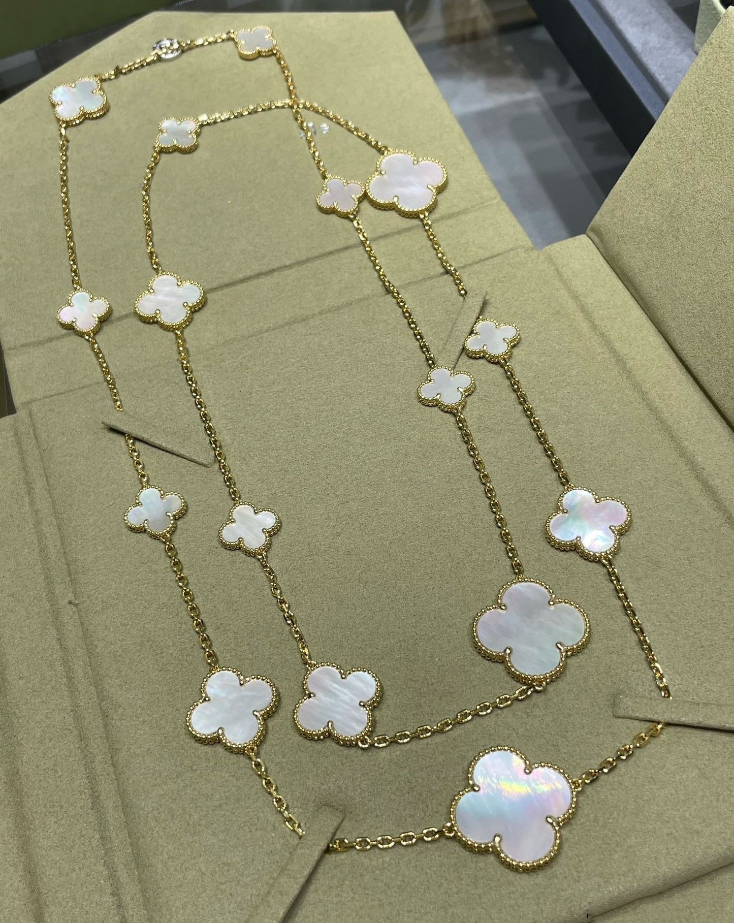 [GALE]CLOVER 16 MOTIF WEISSER MOP GOLDENE HALSKETTE