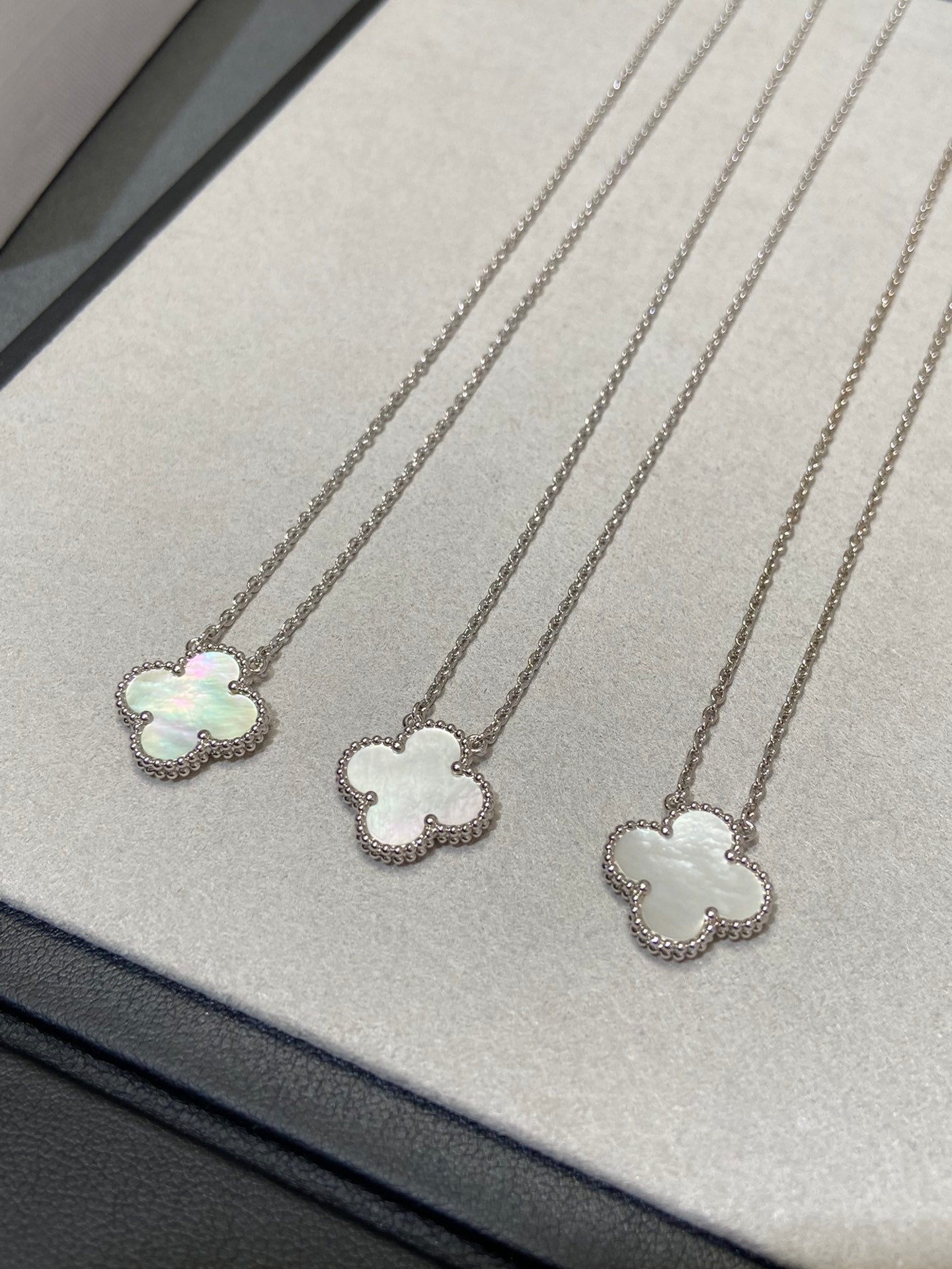 [GALE]CLOVER MEDIUM SILVER WHITE MOP NECKLACE