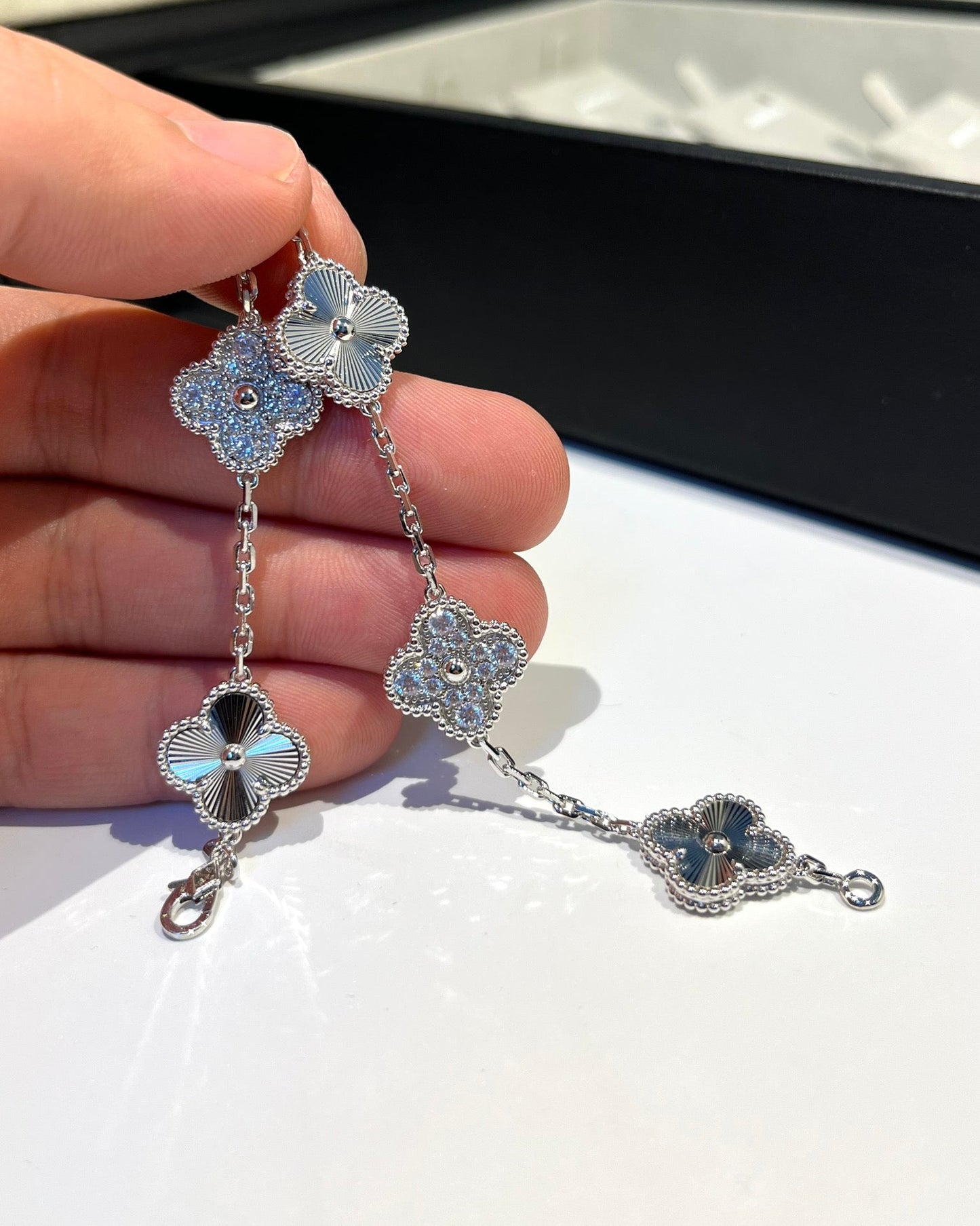 [GALE] CLOVER 5 MOTIF LASER BRACELET COLLECTION