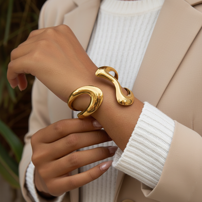 [GALE]Lulu Sculpted Gold Bangle