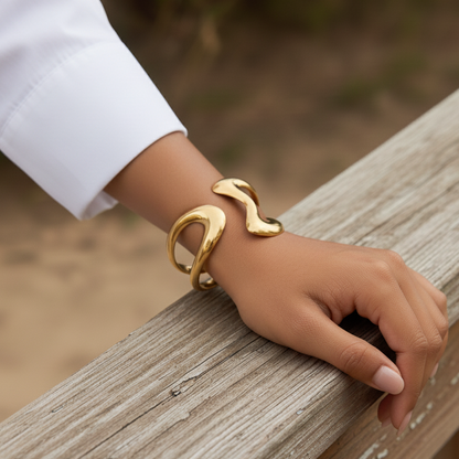 [GALE]Lulu Sculpted Gold Bangle