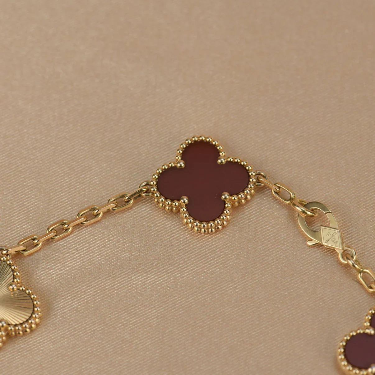 [GALE] CLOVER 5 MOTIF RED CORNELIAN BRACELET COLLECTION