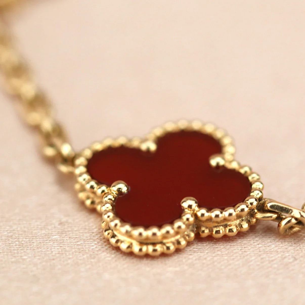 [GALE] CLOVER 5 MOTIF RED CORNELIAN BRACELET COLLECTION