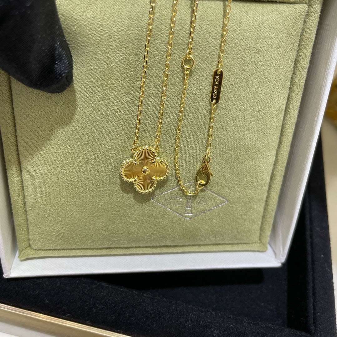 [GALE]CLOVER 15MM LASER NECKLACE