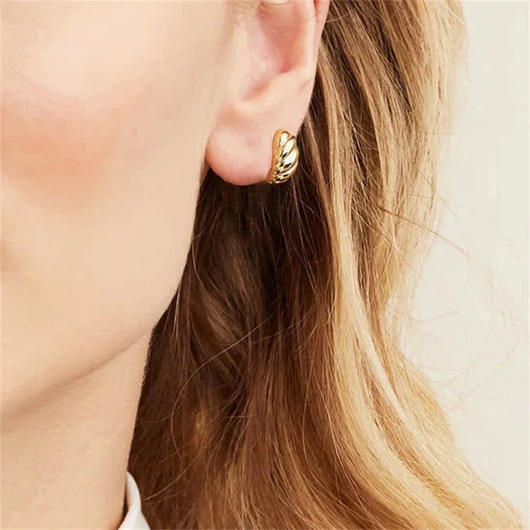 [GALE]Croissant Huggie Earrings