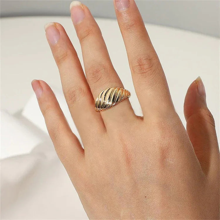 [GALE]Ylenna Gold Croissant Ring