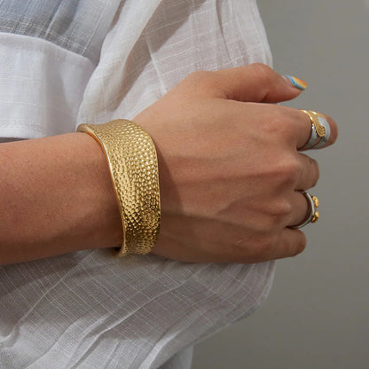 [GALE]Cheyenne Textured Gold Band
