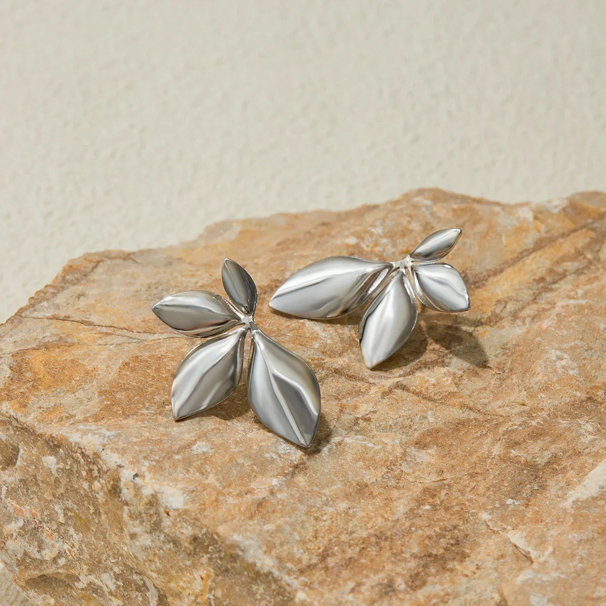 [GALE]Velle Gold Petal Earrings