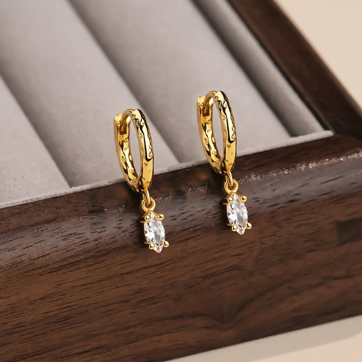 [GALE]Shayla Hammered Diamond Hoops