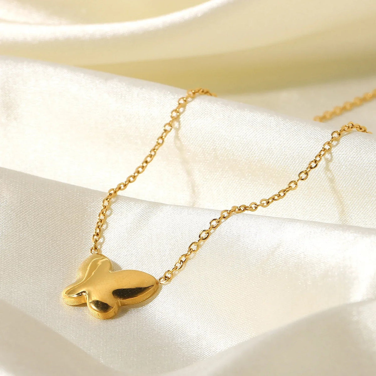 [GALE]Flutterby Mother of Pearl Necklace
