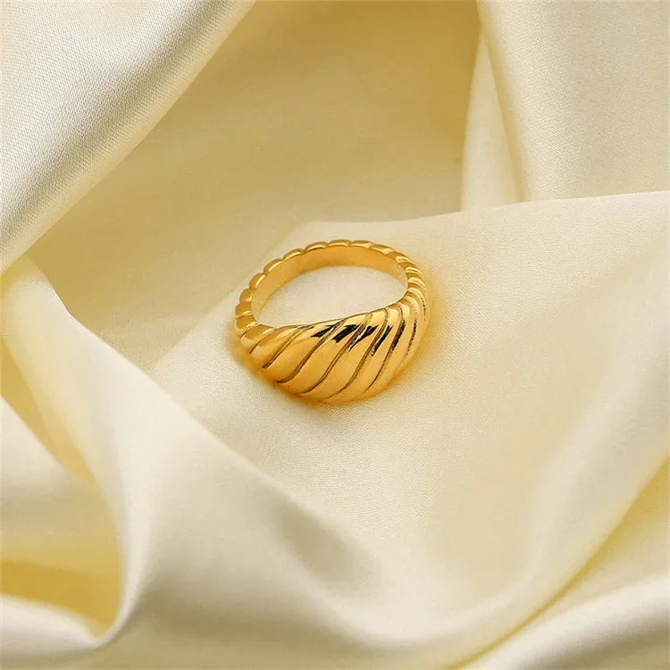 [GALE]Ylenna Gold Croissant Ring