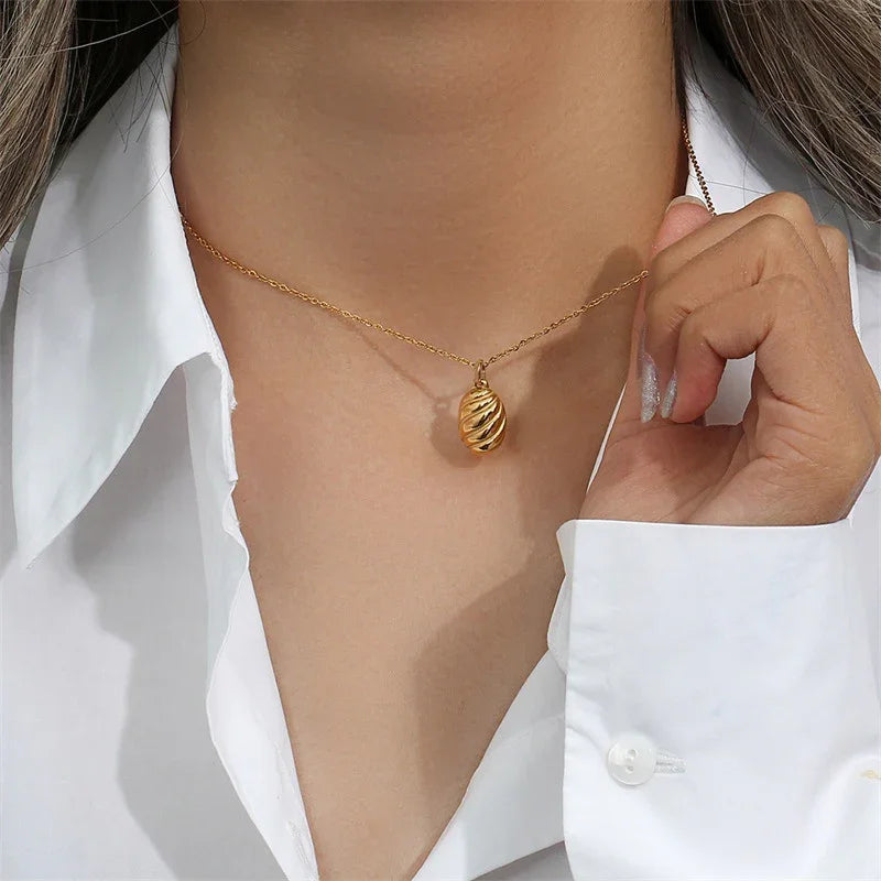 [GALE]Linda Gold Croissant Necklace