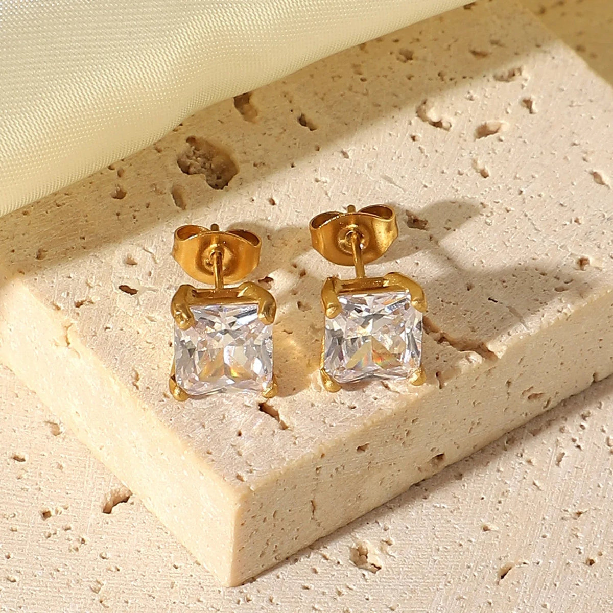 [GALE]March Solitaire Gold Earrings
