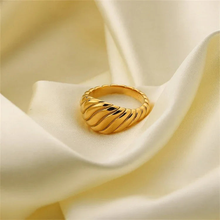 [GALE]Ylenna Gold Croissant Ring