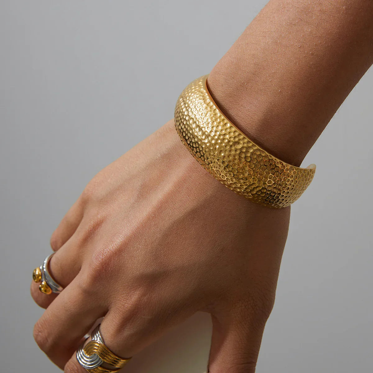 [GALE]Cheyenne Textured Gold Band