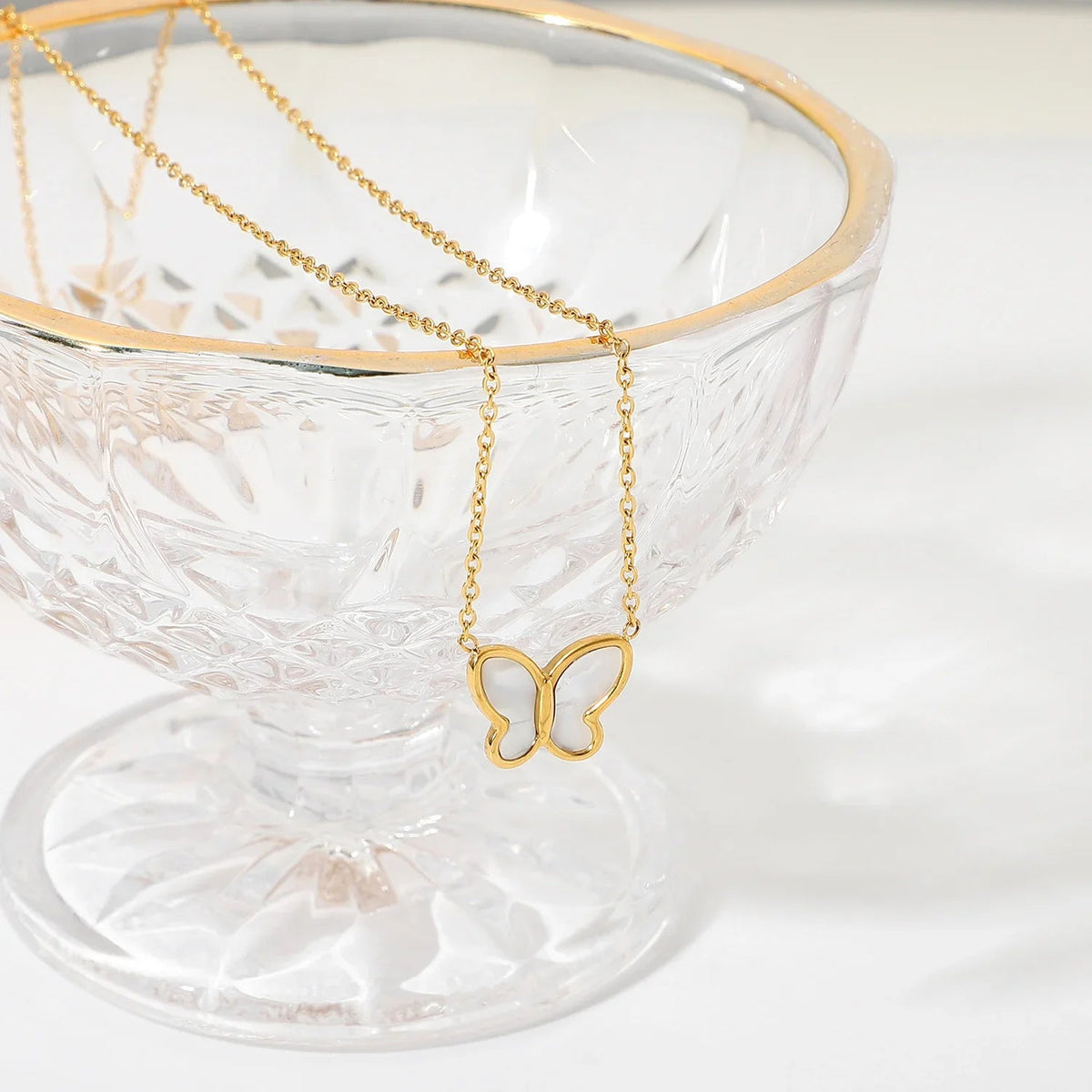 [GALE]Flutterby Mother of Pearl Necklace