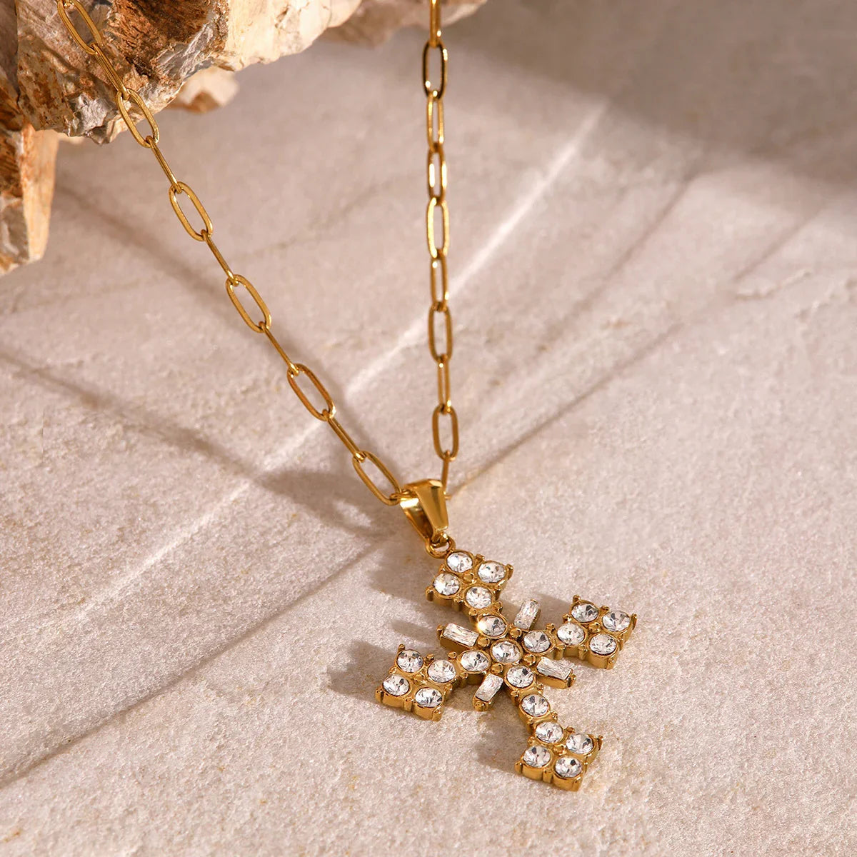 [GALE]Divina Crystal Cross Necklace