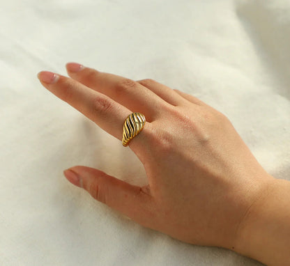 [GALE]Mia Gold Croissant Ring