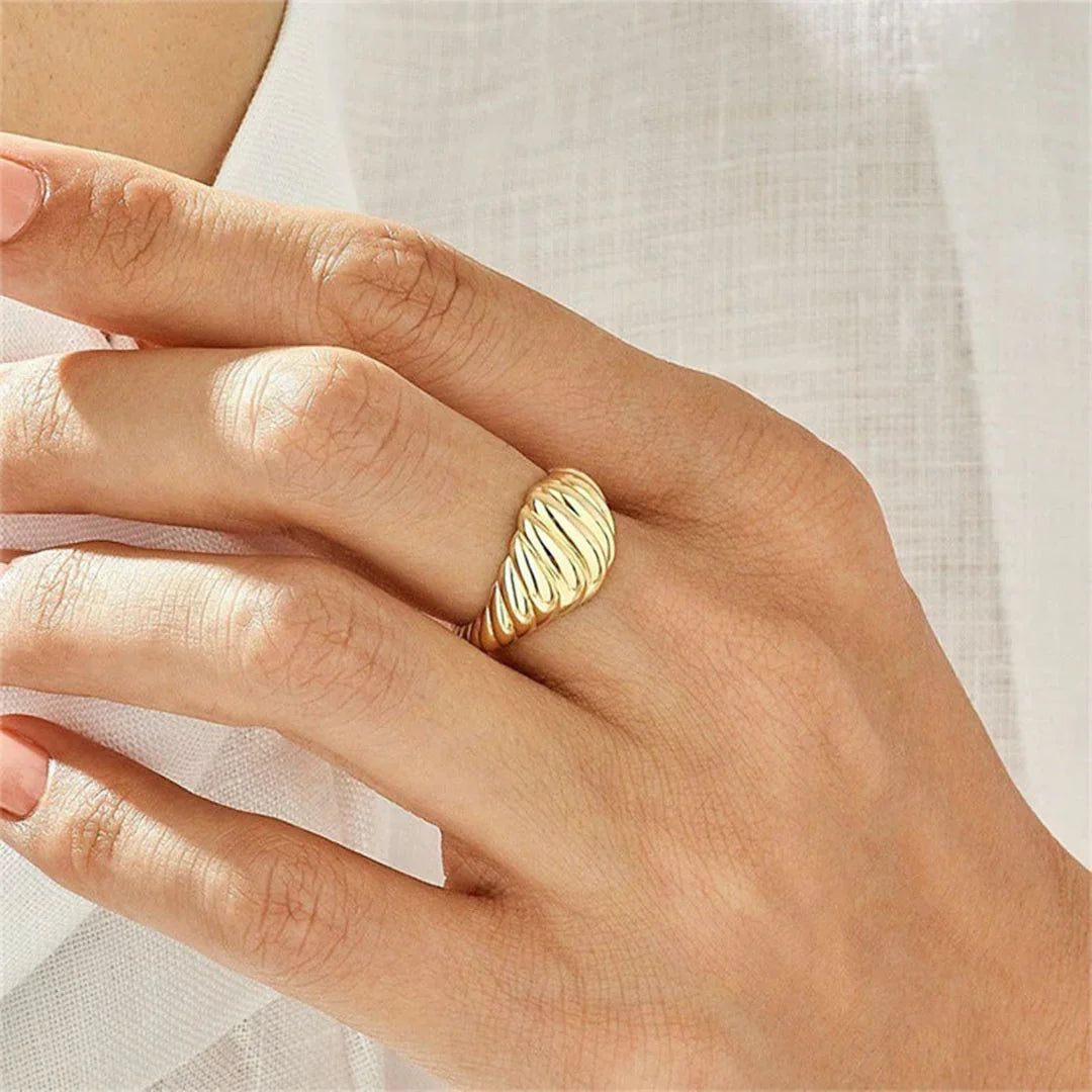 [GALE]Ylenna Gold Croissant Ring